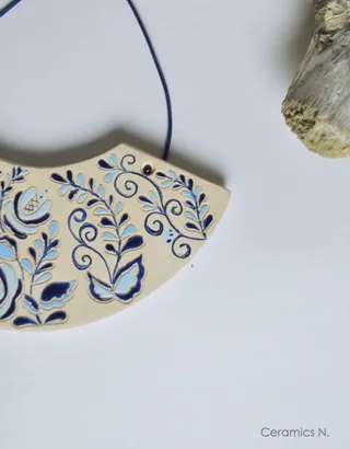 кольє в техніці гжель