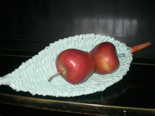 Ваза для фруктів із газет модного м"ятного кольору:)