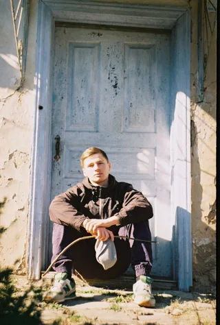 на порозі халупки
