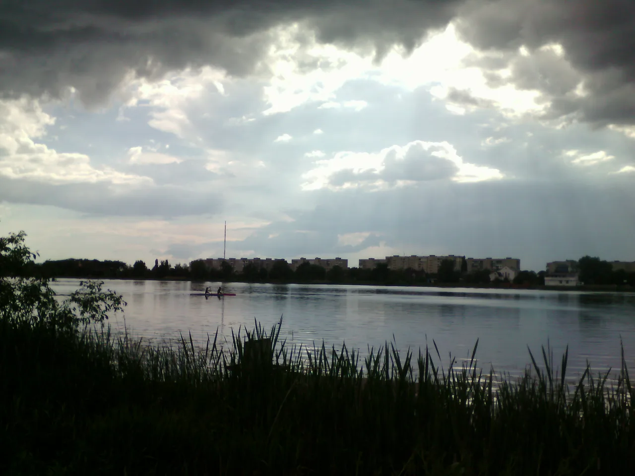 здається, збирається дощ хмарність над водосховищем ( Ковель )