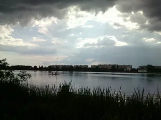 здається, збирається дощ хмарність над водосховищем ( Ковель )