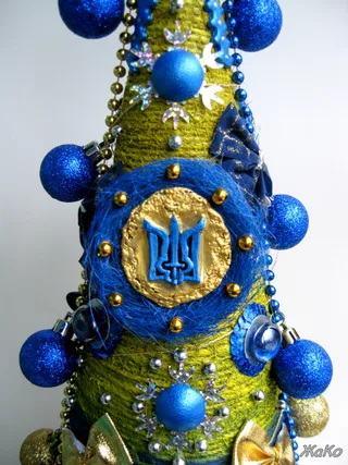 Новорічная жовто-блакитна ялинка