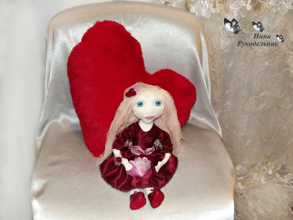 Текстильна лялька Валентинка 
Зріст 35 см.
(моя перша робота)
http://vk.com/craftirs