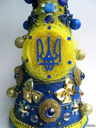 Новорічная жовто-блакитна ялинка