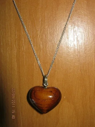 кулон в формі серця.
