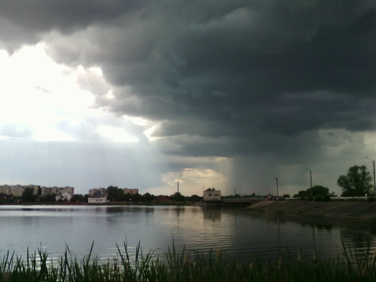 здається, збирається дощ хмарність над водосховищем ( Ковель )