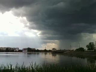 здається, збирається дощ хмарність над водосховищем ( Ковель )