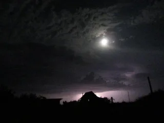 Блискавка в місячну ніч