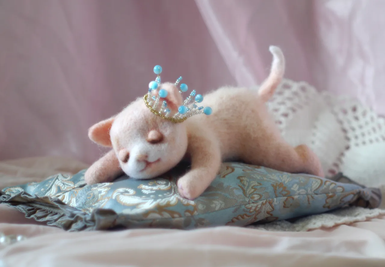 Спящая котенок-принцесса. Кошечка.Милый ребенок-котенок. Выполнена в технике сухое валняие шерсть 100%.подушка-текстиль. Корона не зафиксированнна-снимается.