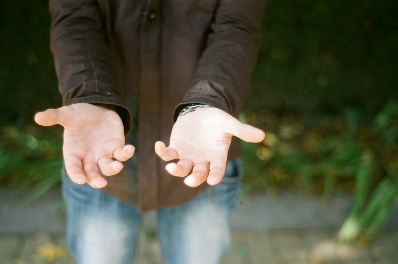 the hands of surgeon