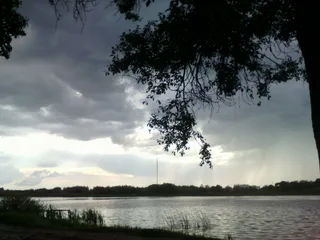 здається, збирається дощ хмарність над водосховищем ( Ковель )