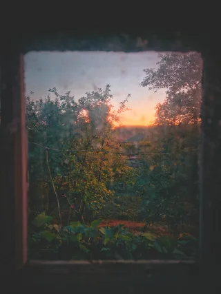 Захід за склом
