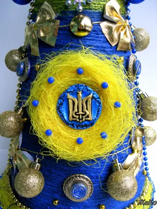 Новорічная жовто-блакитна ялинка